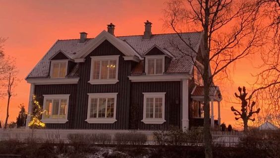 Hus i solnedgang