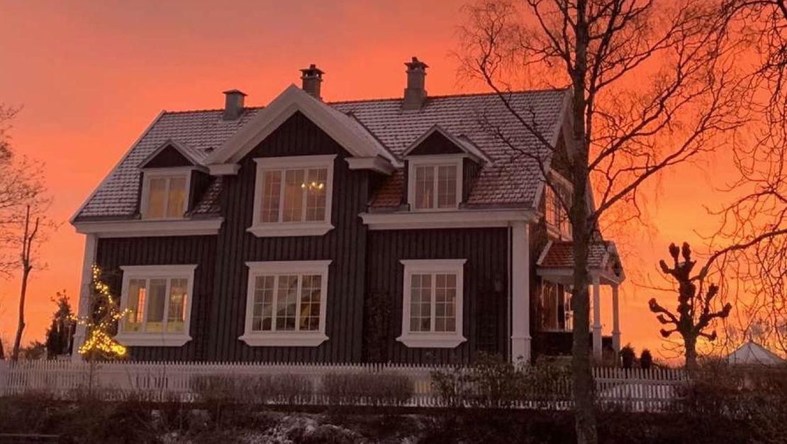 Hus i solnedgang